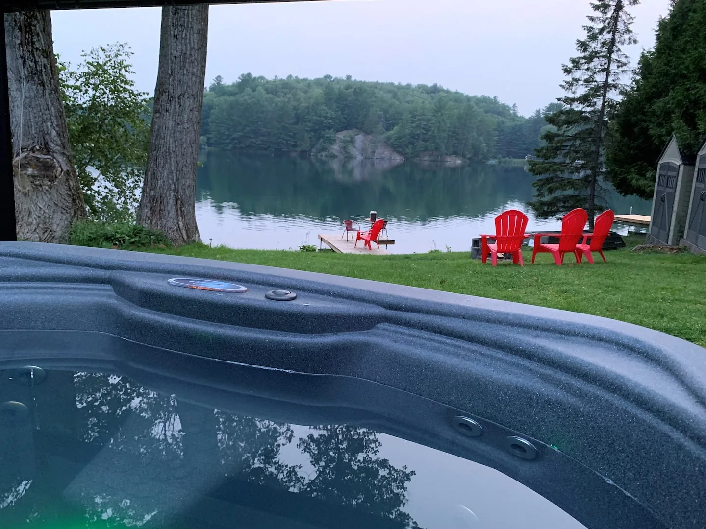 Le spa extérieur avec vue sur le lac