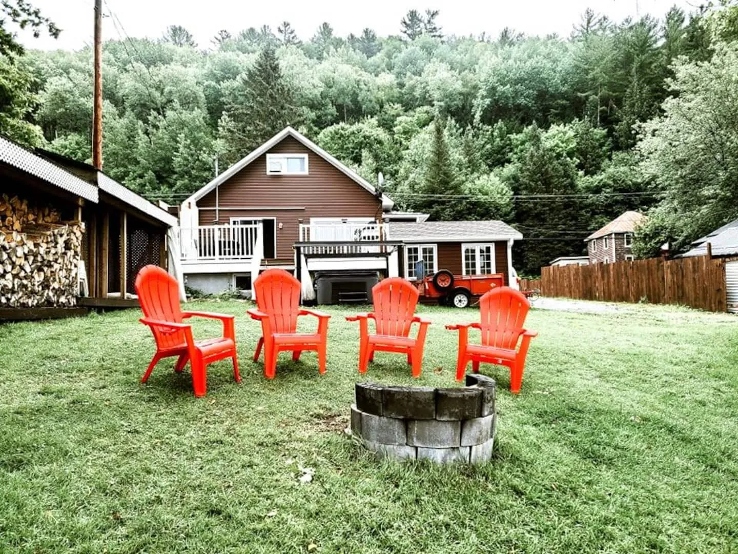Le foyer extérieur et ses chaises Adirondack